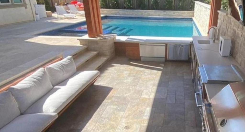 Custom Swimming Pools