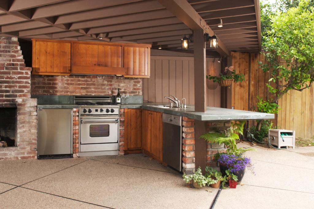 OUTDOOR KITCHEN